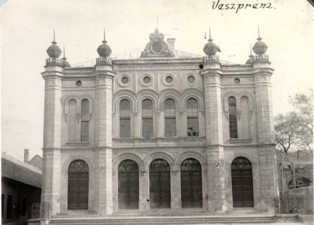 Az 1865-ben épült veszprémi zsinagóga (Forrás: MZSL)
